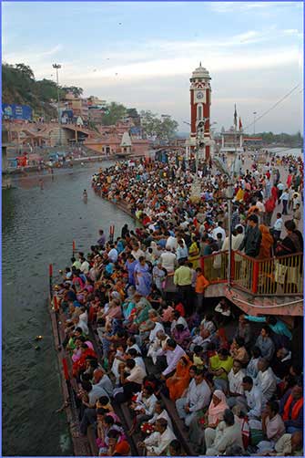Devotees at "Har-ki-Pauri" in Haridwar